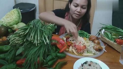 瓜大姐吃蔬菜沙拉,健康美味新体验