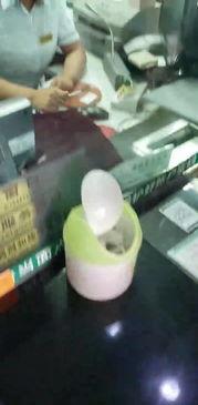 银行柜员吃瓜,吃瓜看天下，服务两不误