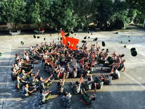 学姐吃瓜看军训,揭秘军训那些事儿